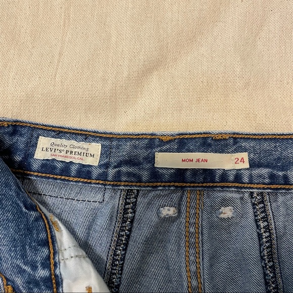 Levi’s Mom Jeans - Picture 3 of 4